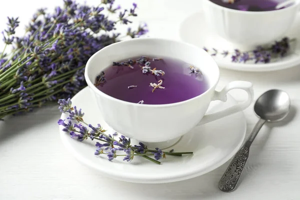 Friss Finom Tea Levendulával Gyönyörű Virágokkal Fehér Asztalon — Stock Fotó
