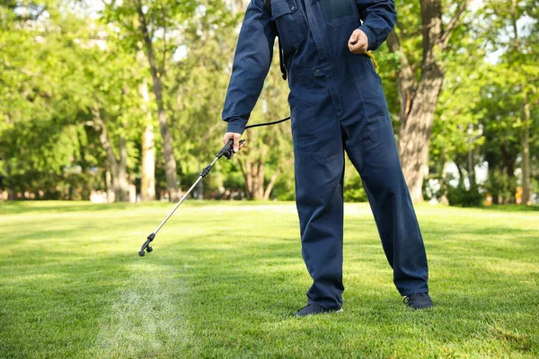 Lavoratore Che Spruzza Pesticidi Sul Prato Verde All Aperto Primo — Foto Stock