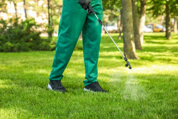 Trabalhador Pulverizando Pesticida Gramado Verde Livre Close Controlo Pragas — Fotografia de Stock
