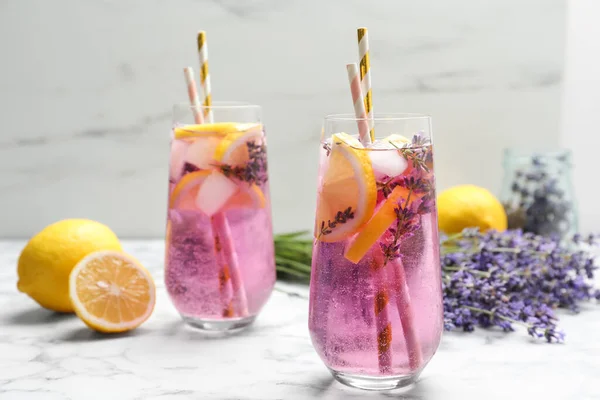 Deliziosa Limonata Fresca Con Lavanda Cannucce Sul Tavolo Marmo Bianco — Foto Stock