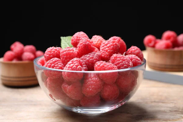 Köstliche Frische Reife Himbeeren Schüssel Auf Holztisch — Stockfoto