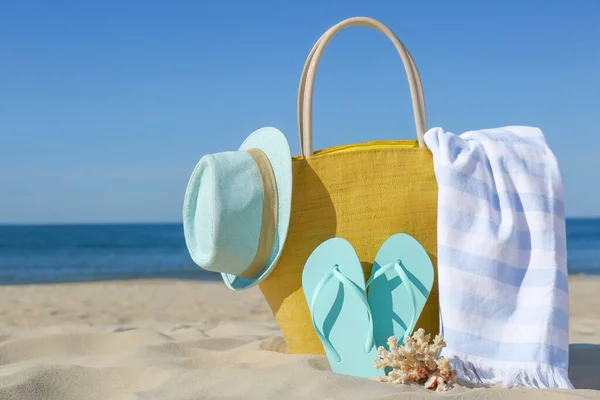 Acessórios Praia Elegantes Para Férias Verão Areia Perto Mar — Fotografia de Stock