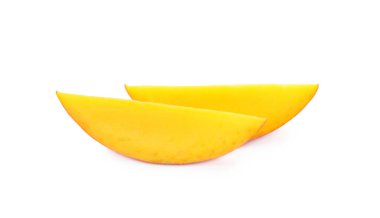 Olgun mango dilimleri beyaza izole edilmiş. Egzotik meyve