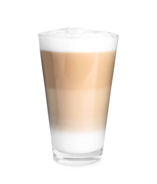Beyaz üzerine izole edilmiş bir bardak lezzetli latte macchiato.