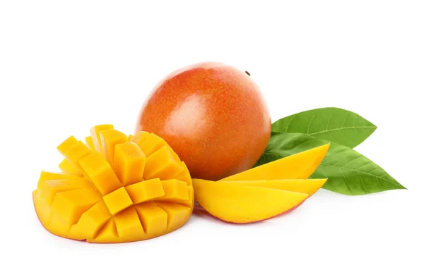 全体とカット熟したマンゴーは白で隔離されます エキゾチックな果物 — ストック写真