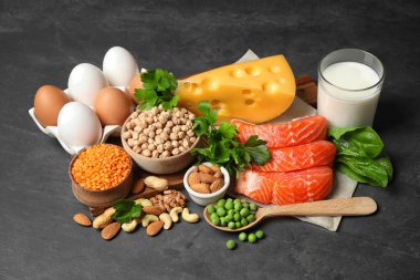 Siyah masada protein açısından zengin ürünler.