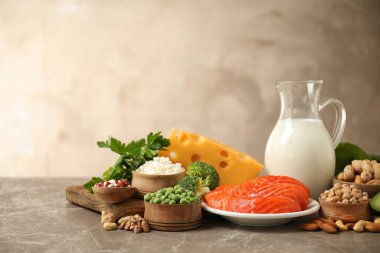 Mermer masa üzerinde protein açısından zengin farklı ürünler.