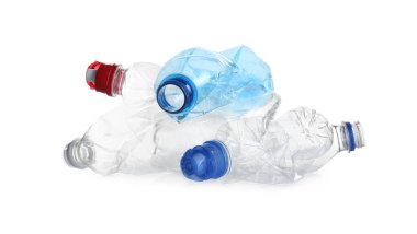 Beyaza izole edilmiş buruşmuş şişe yığını. Plastik geri dönüşümü