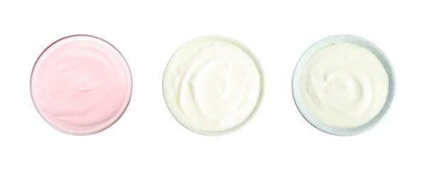Conjunto Deliciosos Iogurtes Naturais Taças Fundo Branco Vista Superior Design — Fotografia de Stock