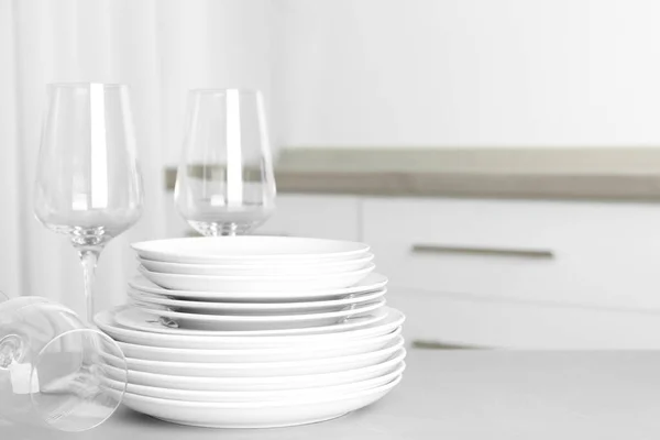 Stack Med Rena Tallrikar Och Glas Grått Bord Köket Plats — Stockfoto