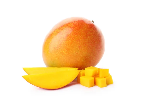 Hele Gesneden Rijpe Mango Geïsoleerd Wit Exotische Vruchten — Stockfoto