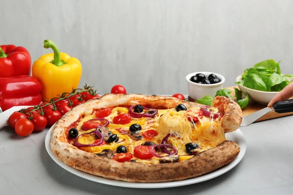Vrouw Neemt Plak Smakelijke Groente Pizza Aan Lichtgrijze Tafel Close — Stockfoto