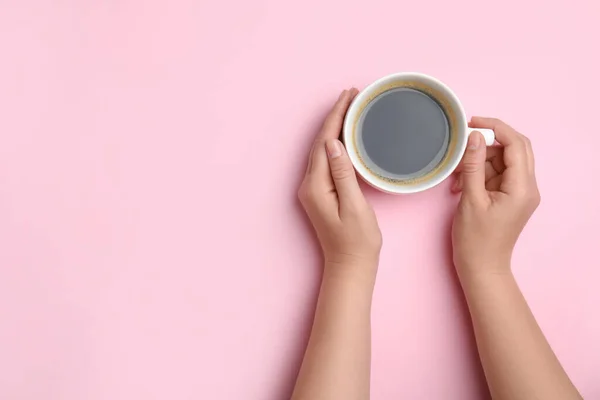 Egy Egy Csésze Kávéval Világos Rózsaszín Háttérrel Felülnézetből Szöveg Helye — Stock Fotó