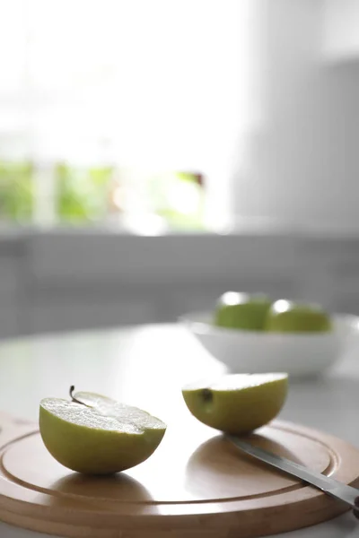 Halva Färskt Äpple Och Kniv Vitt Bord Köket Plats För — Stockfoto