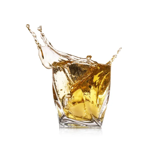 Whisky Spetterend Glas Witte Achtergrond — Stockfoto