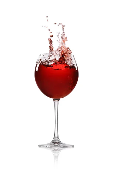 Vino Rosso Spruzzi Vetro Sfondo Bianco — Foto Stock