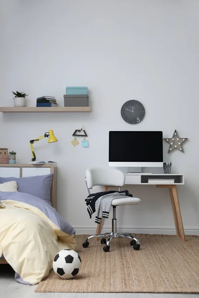 Stilvolles Teenager Zimmer Interieur Mit Bequemem Bett Und Arbeitsplatz — Stockfoto