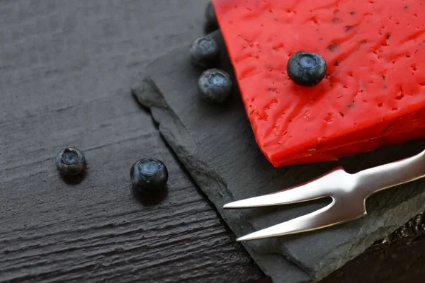 Lezzetli Kırmızı Peynir Yaban Mersini Çatal Siyah Ahşap Masada Yakın — Stok fotoğraf
