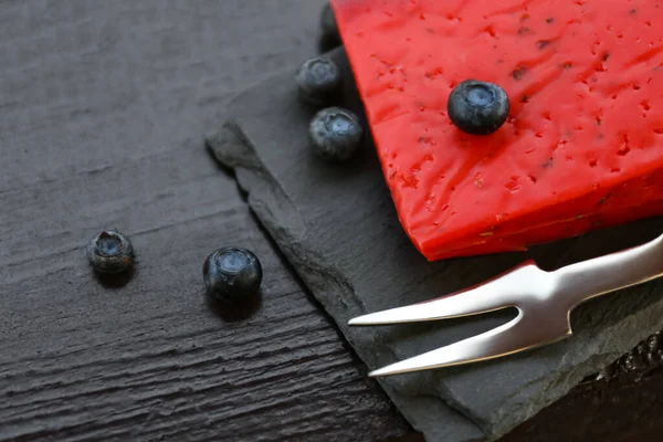 Delicioso Queso Rojo Arándanos Tenedor Sobre Mesa Madera Negra Primer — Foto de Stock