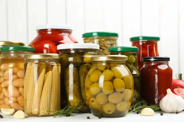 Frascos Vidrio Con Diferentes Verduras Vinagre Sobre Fondo Madera Blanca — Foto de Stock