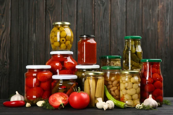 Pots Verre Avec Différents Légumes Marinés Champignons Sur Fond Bois — Photo