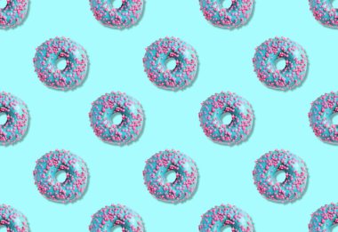 Açık mavi arkaplanda jöleli donutların yaratıcı desen tasarımı