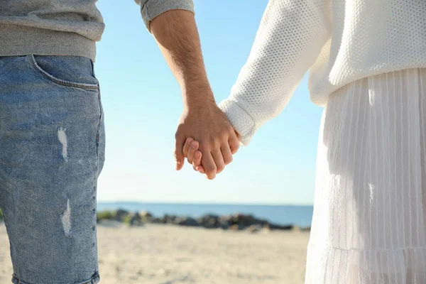 Unga Par Håller Hand Stranden Närbild Bröllopsresa — Stockfoto