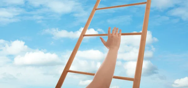 女人爬上木制梯子面对蓝天与云彩 条幅设计 — 图库照片