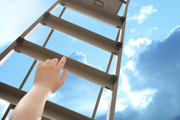 女人爬上梯子面对蓝天与云彩 — 图库照片