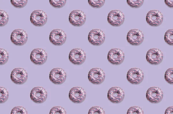 Diseño Patrón Creativo Rosquillas Vidriadas Sobre Fondo Púrpura Pálido —  Fotos de Stock