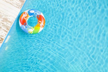 Şişirilebilir yüzüklü yüzme havuzu, üst manzara. Metin için boşluk