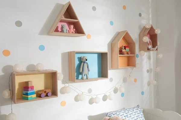 Çerideki Beyaz Duvarda Renkli Raflar Var Çocuk Odası Tasarımı — Stok fotoğraf