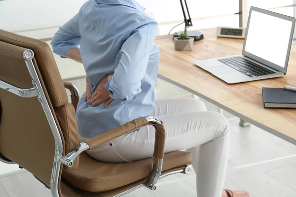 職場で腰痛に悩まされている女性 — ストック写真