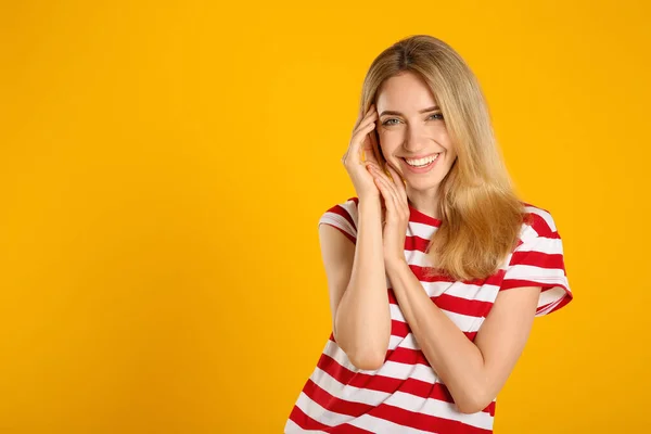 Schöne Junge Frau Mit Blonden Haaren Auf Gelbem Hintergrund Raum — Stockfoto