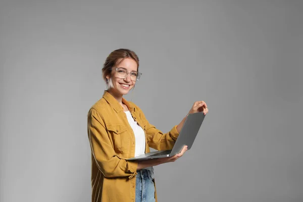 Ritratto Giovane Donna Con Laptop Moderno Sfondo Grigio — Foto Stock