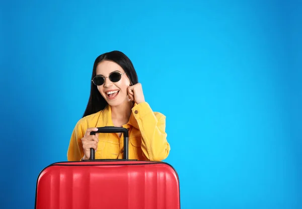 Beautiful Woman Suitcase Summer Trip Blue Background Vacation Travel — Stock Photo, Image