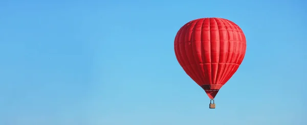 Μπαλόνι Θερμού Αέρα Μπλε Ουρανό Χώρος Για Κείμενο Σχεδιασμός Banner — Φωτογραφία Αρχείου