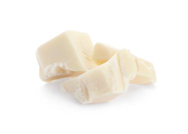 Beyaza izole edilmiş lezzetli çikolata parçaları.