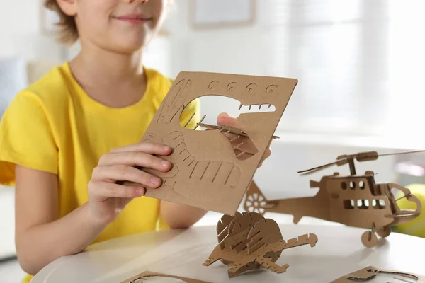 Kleiner Junge Bastelt Pappspielzeug Tisch Drinnen Nahaufnahme Kreatives Hobby — Stockfoto