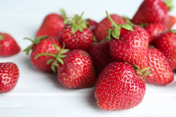 Deliciosas Fresas Maduras Sobre Mesa Madera Blanca Primer Plano — Foto de Stock