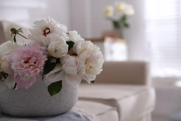 ソファの上のバスケットに美しい牡丹の花の花束を閉じます テキストのスペース — ストック写真
