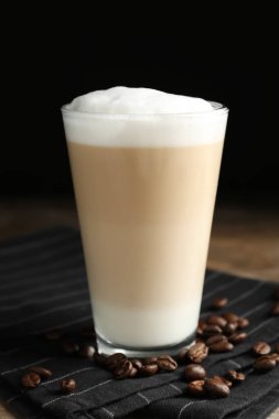 Lezzetli latte macchiato ve peçeteli kahve çekirdekleri.