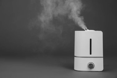 Gri arka planda modern hava nemlendiricisi. Metin için boşluk