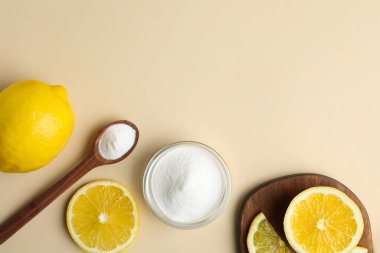 Bej arka planda kabartma tozu ve limon, düz yatak. Metin için boşluk