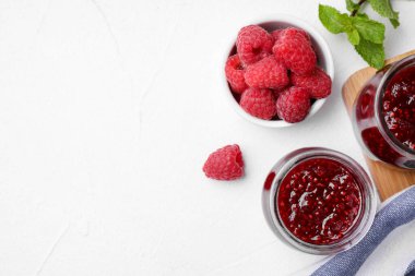 Lezzetli reçel ve beyaz masada taze ahududu. Metin için boşluk