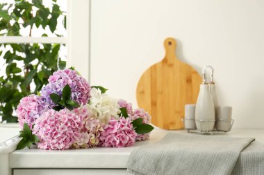 Açık tezgahta güzel ortanca çiçekleri.