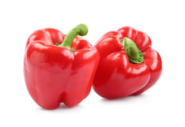 Olgun kırmızı dolma biberler beyazda izole edilmiş.