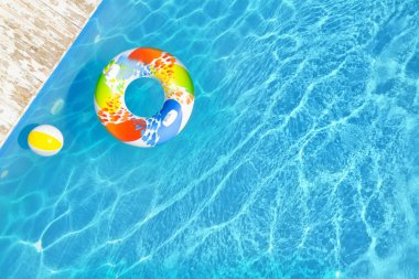 Yüzme havuzu, şişirilebilir halka ve top, üst manzara. Metin için boşluk