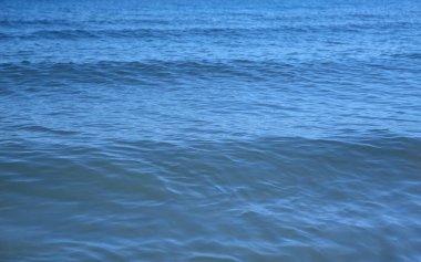Arka planda dalgalar olan güzel deniz suyu