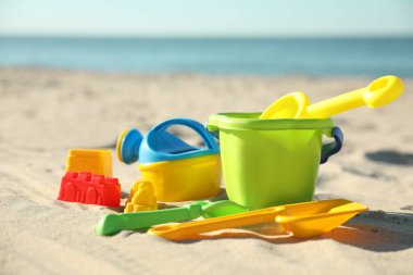 Kumsalda farklı çocuk plastik oyuncakları